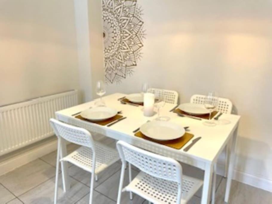 Modern Town House In Cotswolds - 3 Double Bedrooms Witney Exterior photo